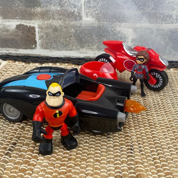 Disney Pixar Incredibles 2 Mr Incredible, his vehicle, Elastigirl & her cycle - Picture 1 of 13